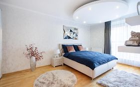 Beautiful Three Bedrooms Apartment With Free Parking Close To The Danube Coast